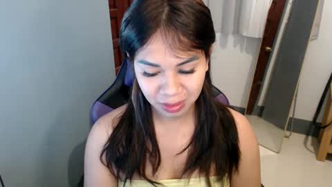 Snapshot of ur_cutiesthotasianxx chatting on December 2024 01:53:02 AM Vee online show from December 2024 01:53:02 AM