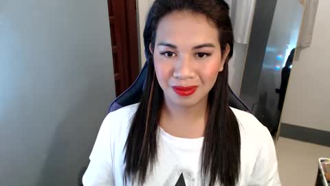 Snapshot of ur_cutiesthotasianxx chatting on January 2025 08:28:02 AM Vee online show from January 2025 08:28:02 AM