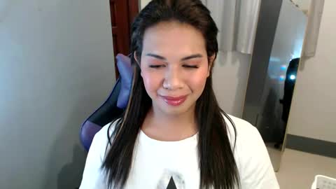 Snapshot of ur_cutiesthotasianxx chatting on January 2025 12:46:02 PM Vee online show from January 2025 12:46:02 PM