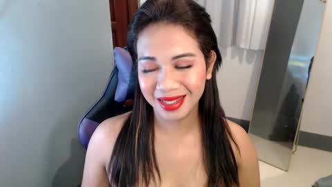 Snapshot of ur_cutiesthotasianxx chatting on January 2025 06:44:02 AM Vee online show from January 2025 06:44:02 AM