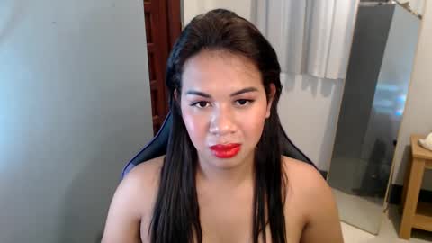 Snapshot of ur_cutiesthotasianxx chatting on January 2025 08:39:01 AM Vee online show from January 2025 08:39:01 AM