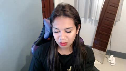 Snapshot of ur_cutiesthotasianxx chatting on January 2025 02:25:01 AM Vee online show from January 2025 02:25:01 AM