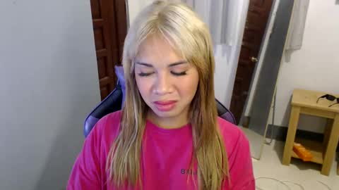 Snapshot of ur_cutiesthotasianxx chatting on January 2025 07:04:02 AM Vee online show from January 2025 07:04:02 AM