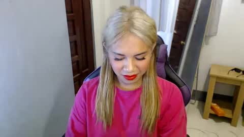 Snapshot of ur_cutiesthotasianxx chatting on January 2025 10:06:02 AM Vee online show from January 2025 10:06:02 AM