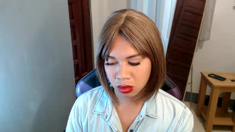 Snapshot of ur_cutiesthotasianxx chatting on January 2025 03:43:01 PM Vee online show from January 2025 03:43:01 PM