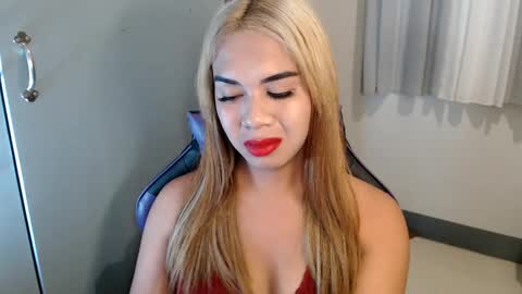 Snapshot of ur_cutiesthotasianxx chatting on January 2025 12:51:02 PM Vee online show from January 2025 12:51:02 PM