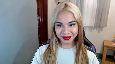 Snapshot of ur_cutiesthotasianxx chatting on February 2025 06:00:01 AM Vee online show from February 2025 06:00:01 AM