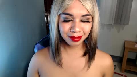 Snapshot of ur_cutiesthotasianxx chatting on February 2025 09:00:02 AM Vee online show from February 2025 09:00:02 AM