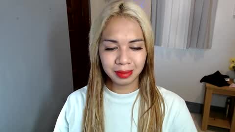 Snapshot of ur_cutiesthotasianxx chatting on February 2025 06:48:01 AM Vee online show from February 2025 06:48:01 AM