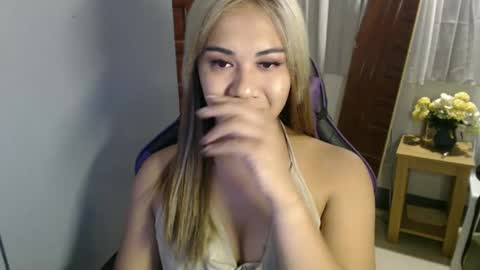 Snapshot of ur_cutiesthotasianxx chatting on February 2025 04:42:02 PM Vee online show from February 2025 04:42:02 PM