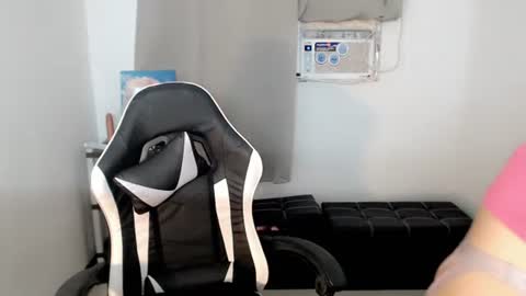 Snapshot of urbaby_kat chatting on September 2025 06:52:02 AM Kat online show from September 2025 06:52:02 AM