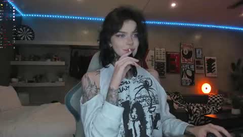 Snapshot of uwu_eva chatting on June 2026 10:14:02 AM Eva online show from June 2026 10:14:02 AM