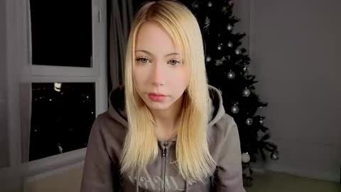 Snapshot of uwu_flower chatting on February 2026 01:39:02 PM Chloe online show from February 2026 01:39:02 PM