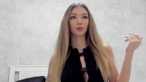 Mia online show from September 2025 08:16:02 AM