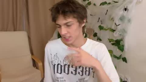 Snapshot of va1ora chatting on November 2025 12:27:02 PM Valora online show from November 2025 12:27:02 PM