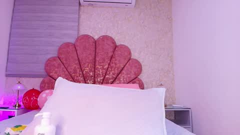 Vaiolet colls online show from February 2026 12:00:01 PM