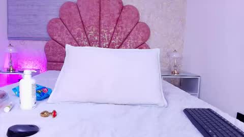 Vaiolet colls online show from February 2026 12:03:01 PM