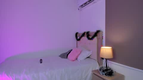 Snapshot of vale_kross chatting on December 2024 03:05:01 PM HI IM NEW online show from December 2024 03:05:01 PM