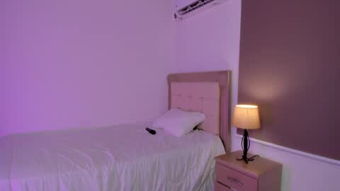 Snapshot of vale_kross chatting on January 2025 04:00:01 PM HI IM NEW online show from January 2025 04:00:01 PM