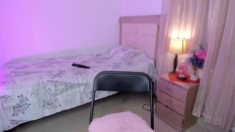 Snapshot of vale_kross chatting on February 2025 08:20:02 PM HI IM NEW online show from February 2025 08:20:02 PM