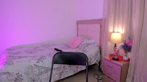 Snapshot of vale_kross chatting on March 2025 02:12:01 PM HI IM NEW online show from March 2025 02:12:01 PM