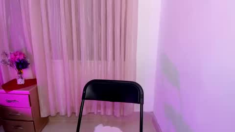 Snapshot of vale_kross chatting on September 2025 02:16:01 PM HI IM NEW online show from September 2025 02:16:01 PM