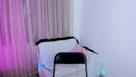 Snapshot of vale_kross chatting on December 2025 06:14:01 PM HI IM NEW online show from December 2025 06:14:01 PM