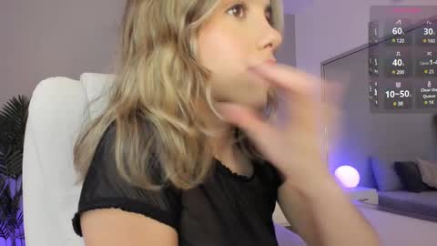 Snapshot of valentina_m17 chatting on March 2025 11:48:01 PM VALENTINA online show from March 2025 11:48:01 PM