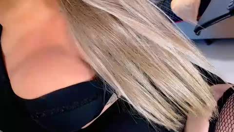 Snapshot of valentinaxqueen chatting on March 2025 05:42:01 AM online show from March 2025 05:42:01 AM