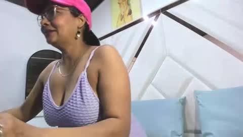 valeria_gil_ online show from April 2026 01:37:02 PM