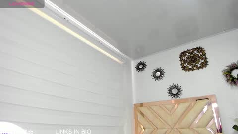 Snapshot of valeryrossee chatting on January 2025 04:00:02 PM VALERIA online show from January 2025 04:00:02 PM