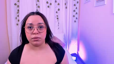 Snapshot of valreyes_ chatting on August 2026 07:38:02 PM Vale online show from August 2026 07:38:02 PM