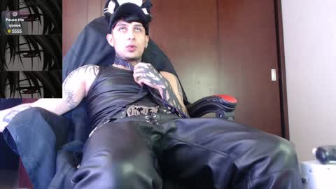 Snapshot of vampiredavyd chatting on December 2024 12:30:02 AM david guzman i model independenthelp me with a thumbs up online show from December 2024 12:30:02 AM