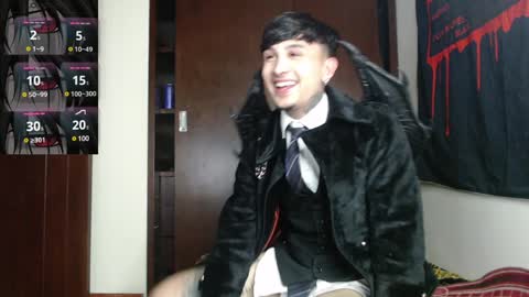 Snapshot of vampiredavyd chatting on January 2025 11:45:01 PM david guzman i model independenthelp me with a thumbs up online show from January 2025 11:45:01 PM