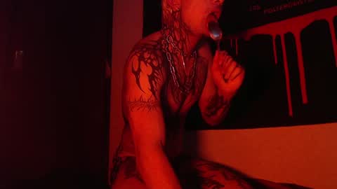 Snapshot of vampiredavyd chatting on February 2025 05:31:01 AM david guzman i model independenthelp me with a thumbs up online show from February 2025 05:31:01 AM