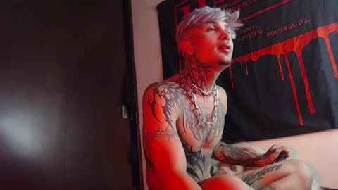 Snapshot of vampiredavyd chatting on February 2025 02:14:01 AM david guzman i model independenthelp me with a thumbs up online show from February 2025 02:14:01 AM