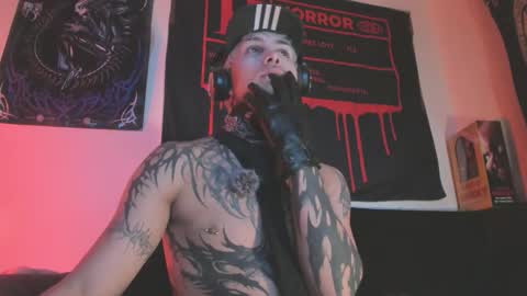 Snapshot of vampiredavyd chatting on September 2025 02:57:01 AM david guzman i model independenthelp me with a thumbs up online show from September 2025 02:57:01 AM