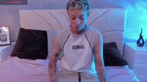 vane_grey online show from June 2026 07:47:01 PM