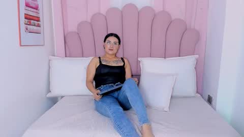 Snapshot of vanessamirren chatting on October 2025 12:02:02 PM vanessamirren online show from October 2025 12:02:02 PM