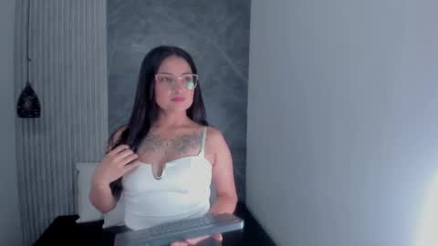 Snapshot of vanessamirren chatting on October 2025 12:47:01 PM vanessamirren online show from October 2025 12:47:01 PM