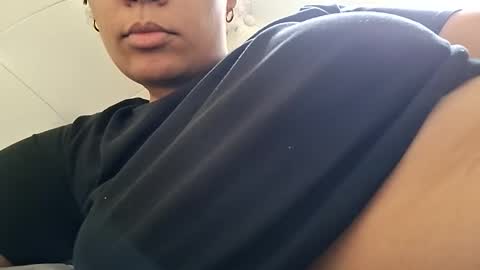 Snapshot of vanessareign chatting on February 2026 07:43:02 PM vanessareign online show from February 2026 07:43:02 PM