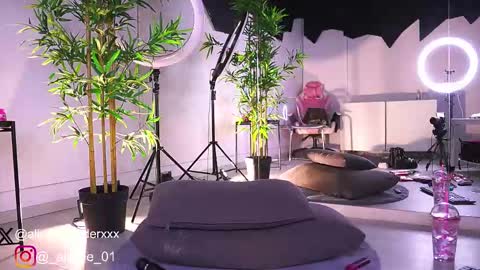 Vanessa Simon online show from February 2025 12:43:02 PM