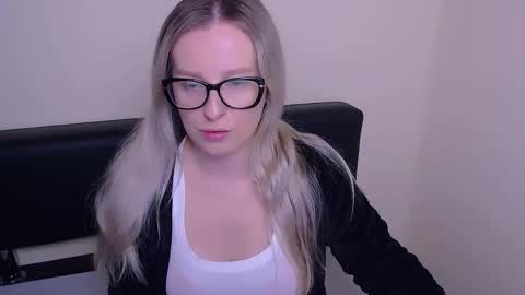 Mia online show from September 2025 06:37:01 AM