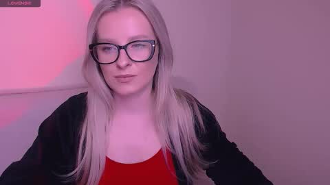 Snapshot of vanillaex_ chatting on November 2025 08:00:02 AM Mia online show from November 2025 08:00:02 AM