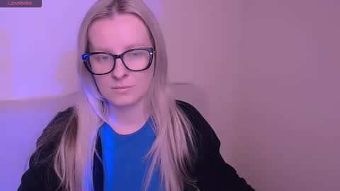 Snapshot of vanillaex_ chatting on November 2025 09:20:02 AM Mia online show from November 2025 09:20:02 AM