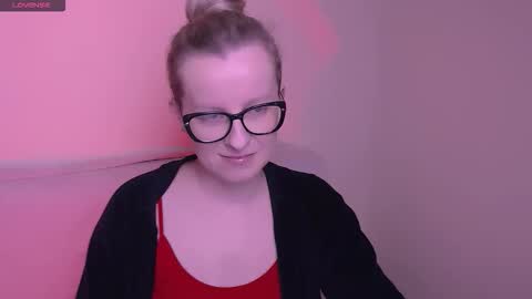 Snapshot of vanillaex_ chatting on November 2025 06:45:02 AM Mia online show from November 2025 06:45:02 AM