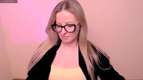 Snapshot of vanillaex_ chatting on March 2026 07:24:02 PM Mia online show from March 2026 07:24:02 PM