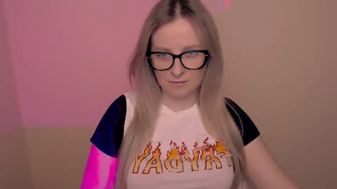 Snapshot of vanillaex_ chatting on April 2026 04:48:01 PM Mia online show from April 2026 04:48:01 PM