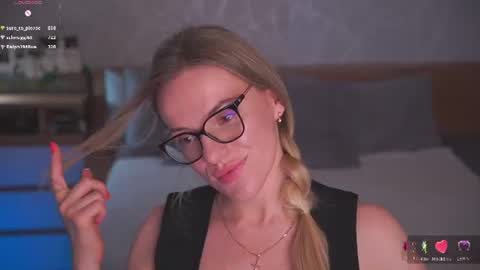 Snapshot of vanille_mystery chatting on June 2026 04:10:02 AM Sophie online show from June 2026 04:10:02 AM