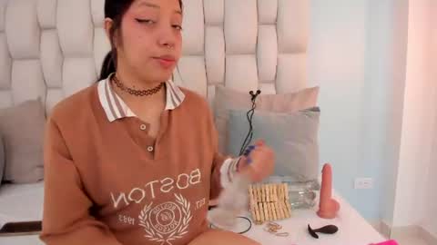 Snapshot of vayra_moon chatting on July 2026 04:38:01 PM Vayra Moon online show from July 2026 04:38:01 PM